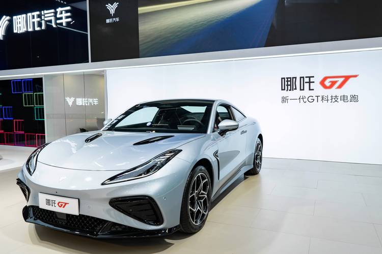 佛山190哪吒汽车在智能汽车领域的表现，领途汽车在新能源汽车市场中的影响力